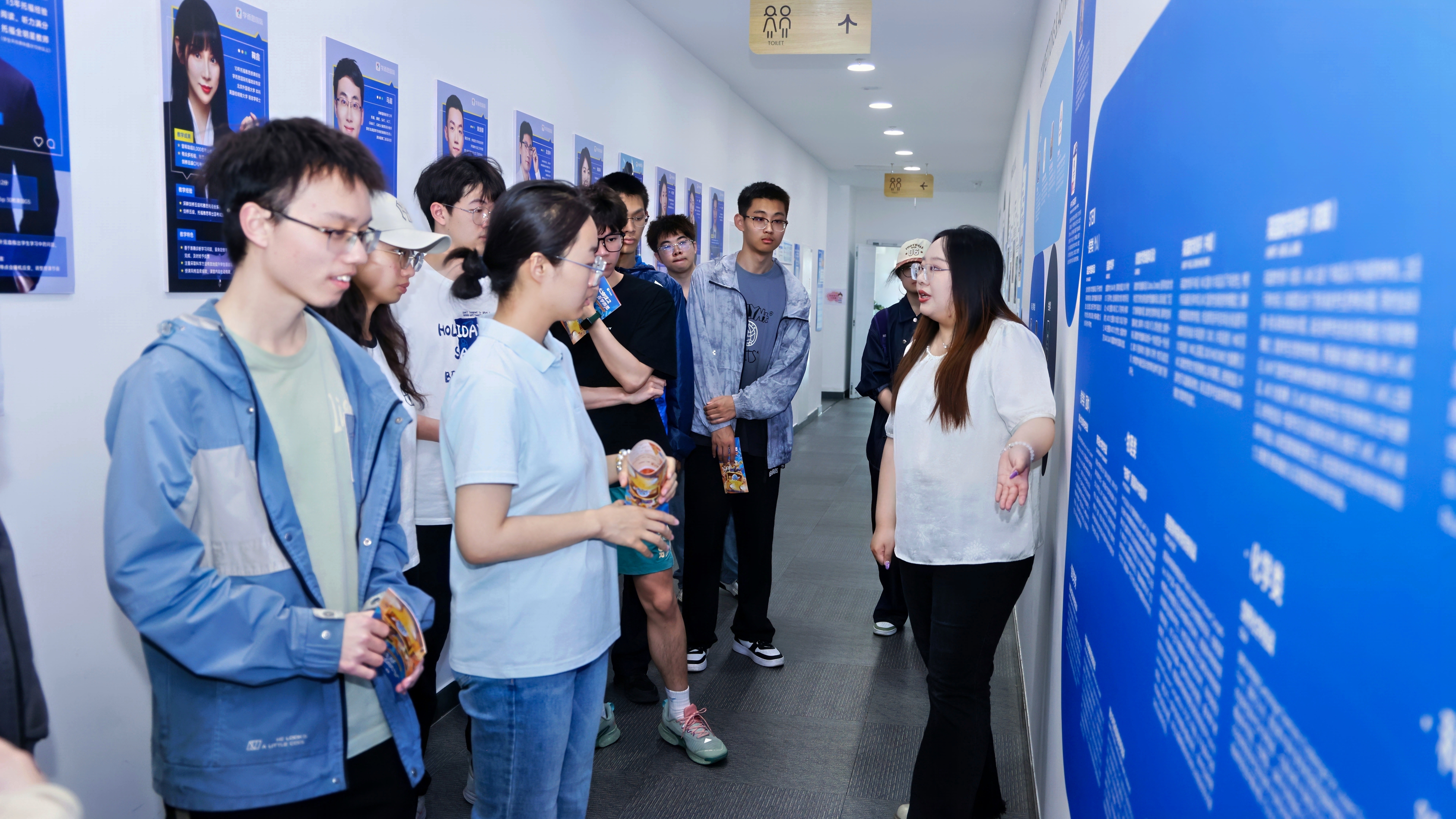 108411784.jpg 参观1.jpg